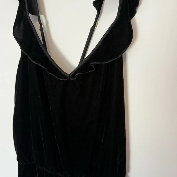 Victoria’s Secret Black Velvet Ruffled crisscross Sleeveless Romper Size L - Picture 5 of 9